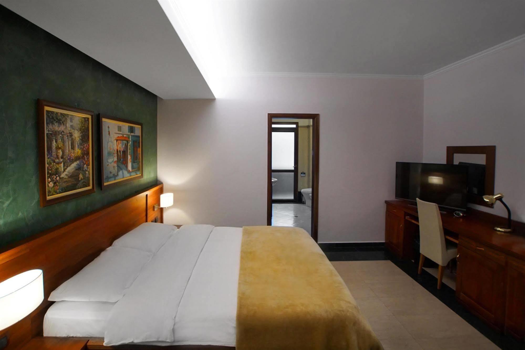 Nov Hotel 4*
