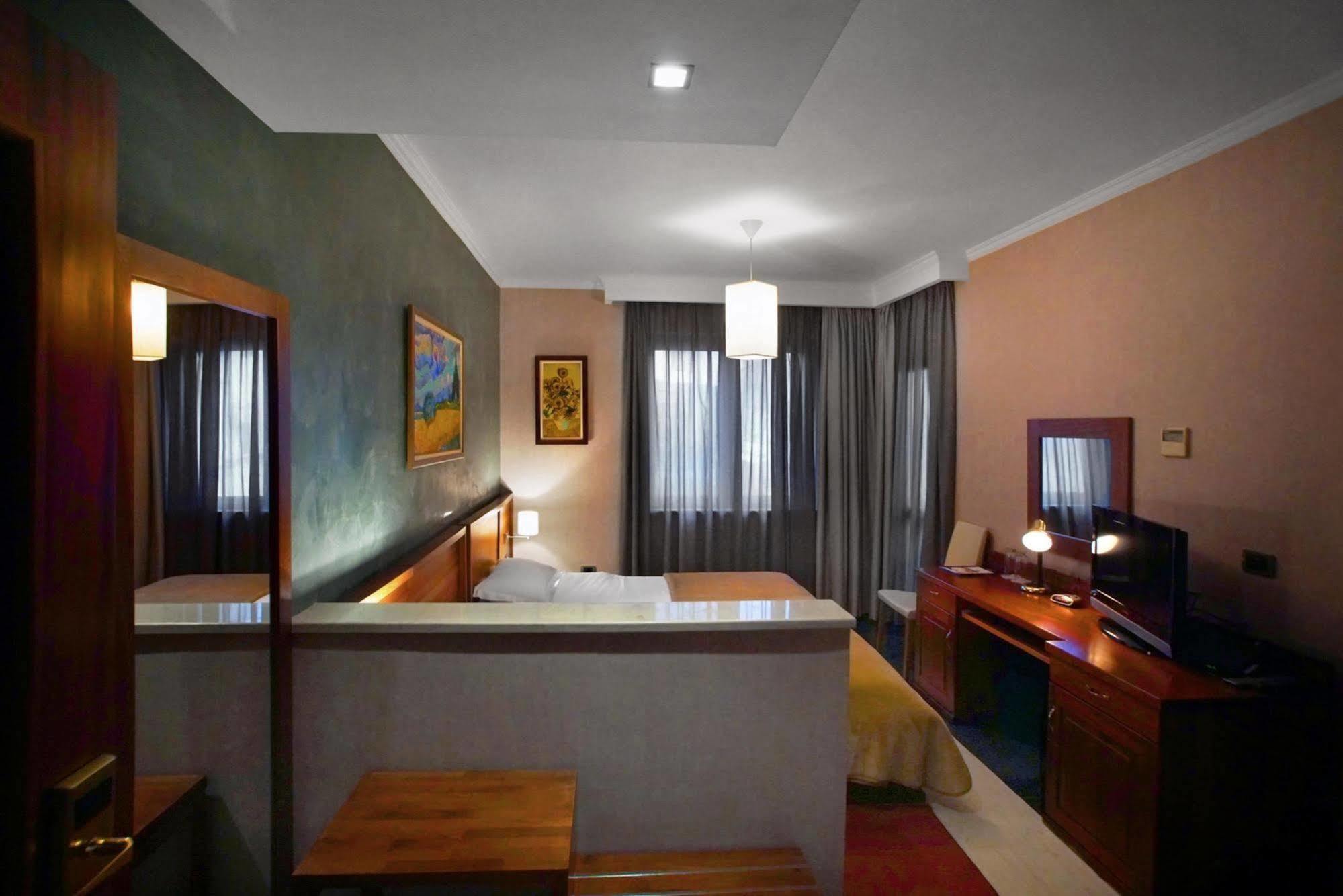Nov Hotel 4*